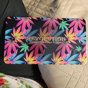 Revolution Colorful Leaf Makeup Palette. 18 Colors. Mirrored Pallete